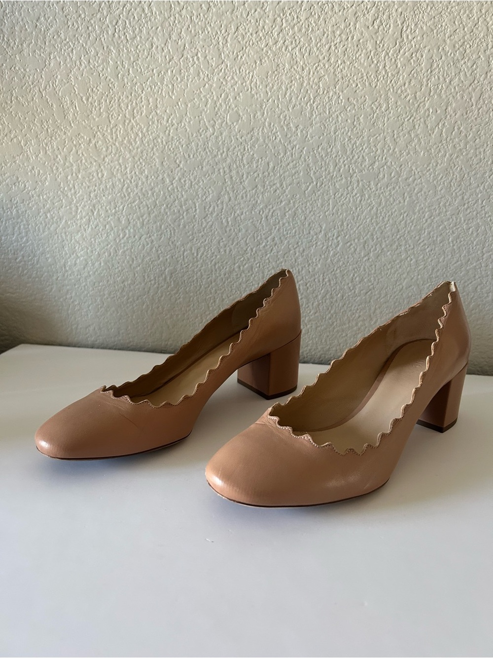 Chloe Lauren Nude Scalloped Block Heel Pump Shoes - Picture 2 of 16